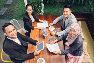 bir kafede yaratıcı iş toplantısı 