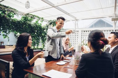 bir kafede yaratıcı iş toplantısı 