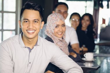 bir kafede yaratıcı iş toplantısı 