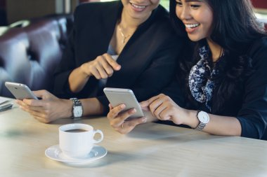 bir kafede yaratıcı iş toplantısı 