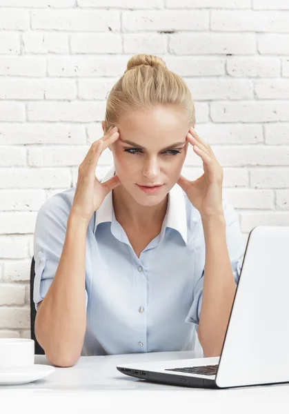 Zakenvrouw Werken op Laptop — Stockfoto