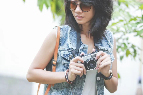 Vrouw met vintage camera — Stockfoto