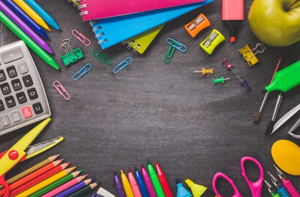 Schoolbenodigdheden op schoolbord — Stockfoto