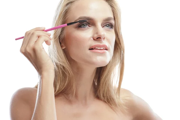 Beautiful blonde woman applying mascara — Stock Photo, Image