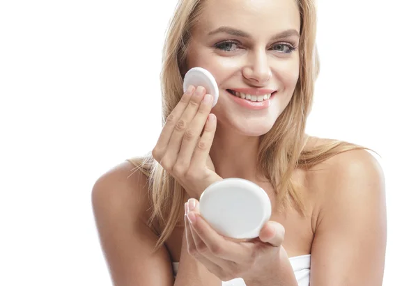 Woman applying face powder — Stock Photo, Image