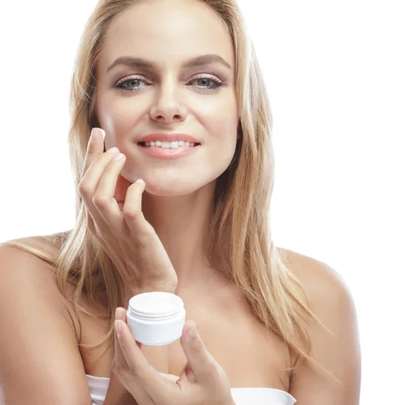 Mujer aplicando crema facial — Foto de Stock