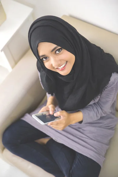 Moslimvrouw in hoofd sjaal glimlach — Stockfoto