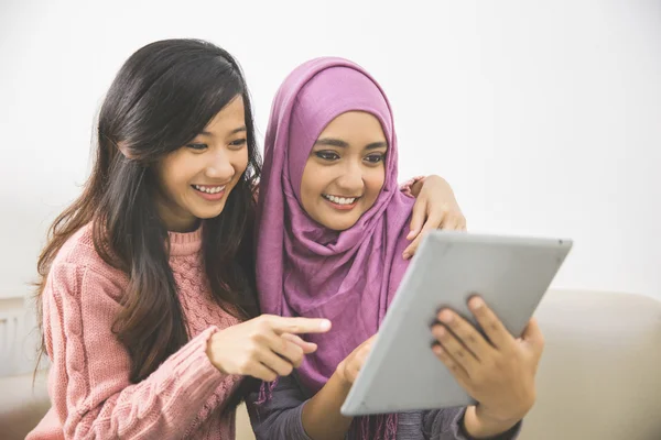 Frauen mit Tablette — Stockfoto