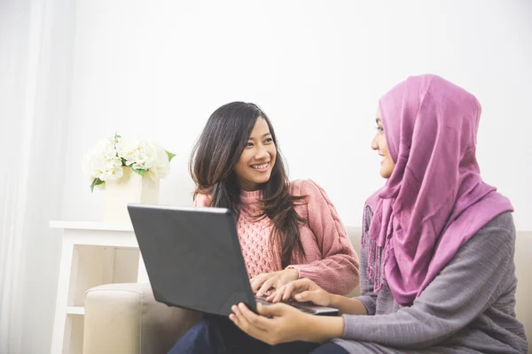 Donne con un computer portatile — Foto Stock