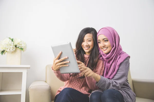 Frauen mit Tablette — Stockfoto