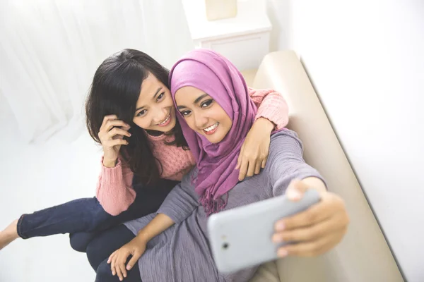 Gelukkig jonge vrouwen — Stockfoto