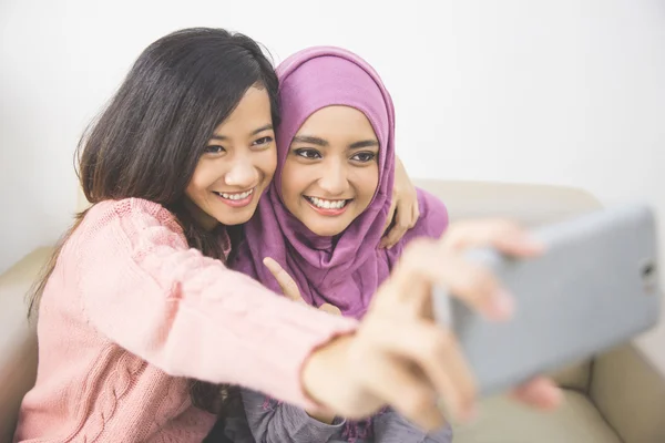 Glückliche junge Frauen — Stockfoto