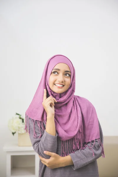 Mujer musulmana en la cabeza bufanda sonrisa — Foto de Stock