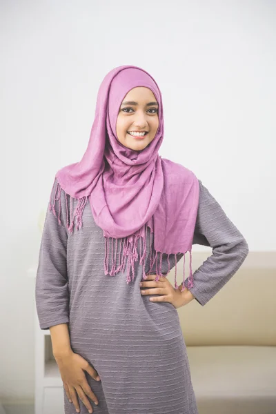 Muslim woman in head scarf smile — Stock Photo, Image