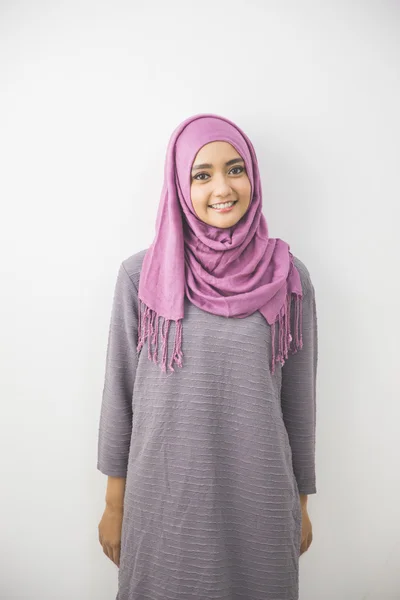 頭の中のイスラム教徒女性のスカーフ笑顔 — ストック写真