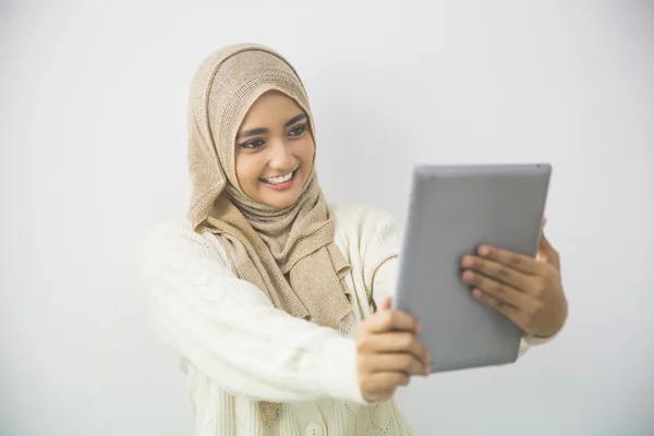 Muslimische Frau mit Kopftuch lächelt — Stockfoto