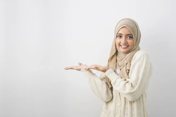 Müslüman kadının kafasına eşarp gülümseme — Stok fotoğraf