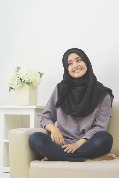 Mujer musulmana en la cabeza bufanda sonrisa — Foto de Stock