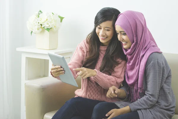 Frauen mit Tablette — Stockfoto