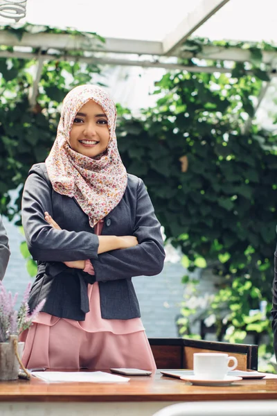 Geschäftsfrau trägt Hidschab — Stockfoto