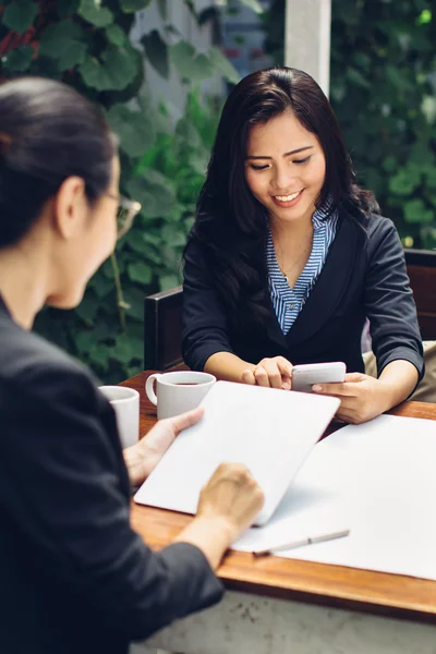 Creatieve zakelijke bijeenkomst in een café — Stockfoto