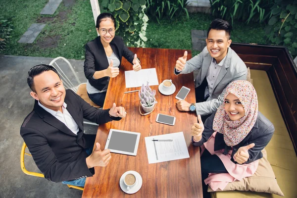 Reunião de negócios criativa em um café — Fotografia de Stock