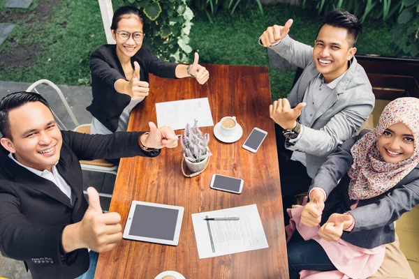 Reunião de negócios criativa em um café — Fotografia de Stock