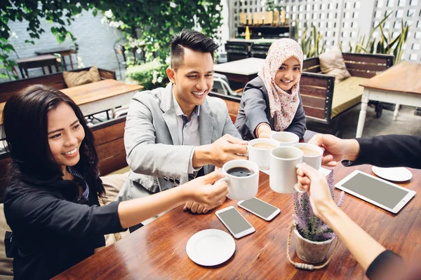 Reunión de negocios creativa en un café — Foto de Stock