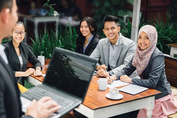 Incontro d'affari creativo in un caffè — Foto Stock