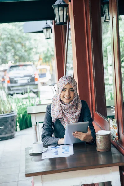 Geschäftsfrau auf Kaffeepause — Stockfoto