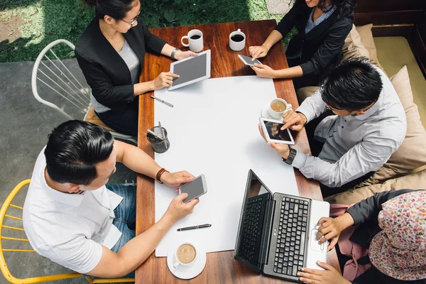 Reunião de negócios criativa em um café — Fotografia de Stock