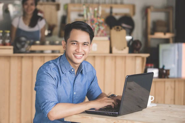 Customer and female waiter — Stock Photo, Image