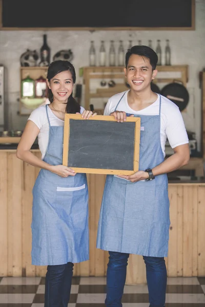 Молодые деловые партнеры открывают кафе — стоковое фото