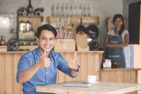 Customer and female waiter — Stock Photo, Image