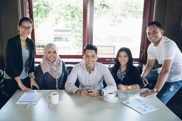 Creatieve zakelijke bijeenkomst in een café — Stockfoto