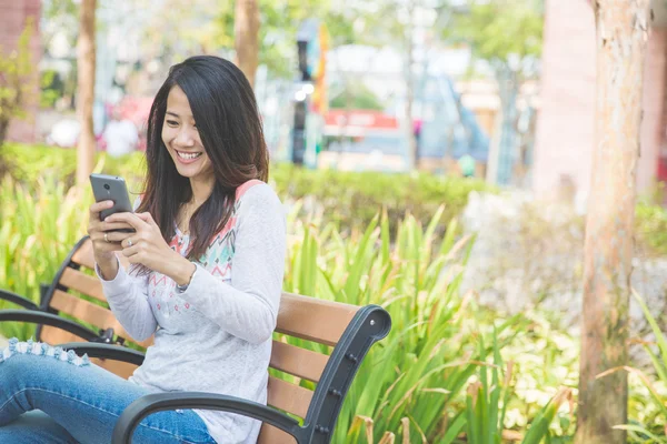 阅读短信的妇女 — 图库照片