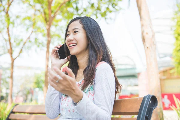 Nő beszél mobiltelefon — Stock Fotó