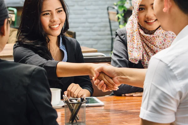 Creatieve zakelijke bijeenkomst in een café — Stockfoto