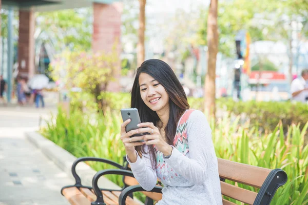 Vrouw die sms 'jes leest — Stockfoto