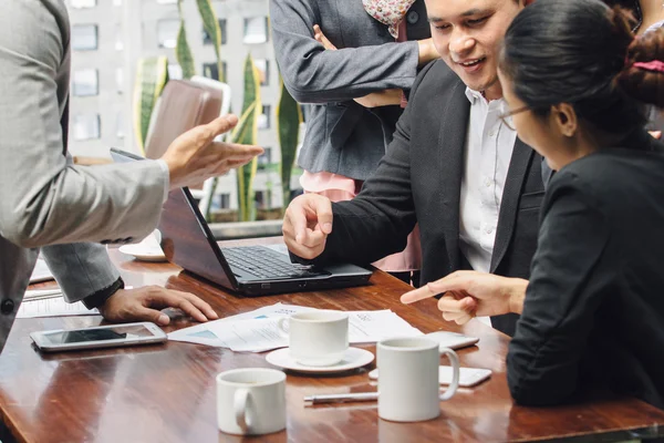 Reunião de negócios criativa em um café — Fotografia de Stock