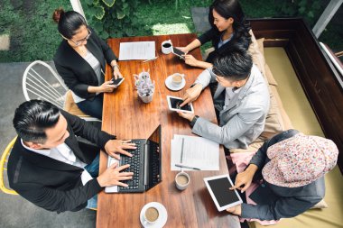 bir kafede yaratıcı iş toplantısı 