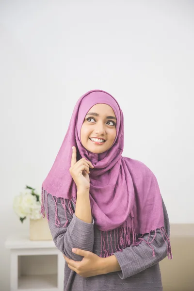 Mujer en la cabeza bufanda sonrisa — Foto de Stock