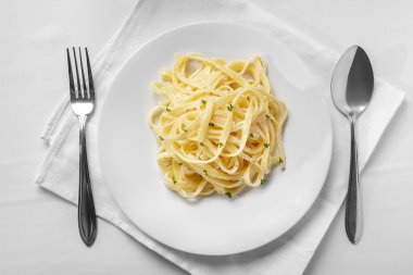 İtalyan tagliatelle carbonara soslu