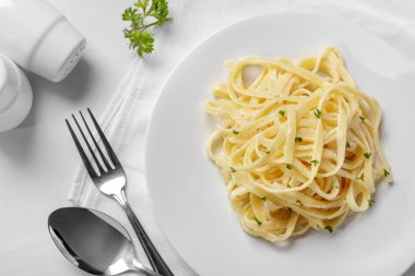 İtalyan tagliatelle carbonara soslu