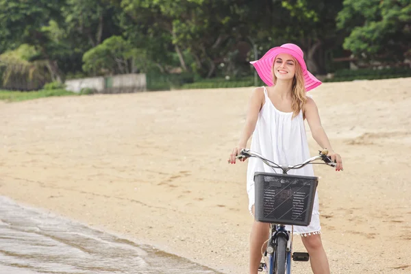 Mulher andar de bicicleta na praia — Fotografia de Stock