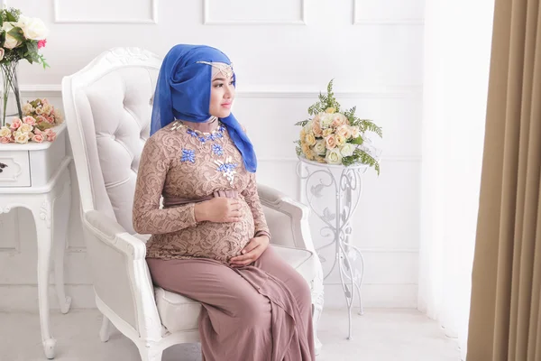 Mulher grávida usando hijab — Fotografia de Stock