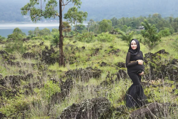 Mujer embarazada usando hijab — Foto de Stock