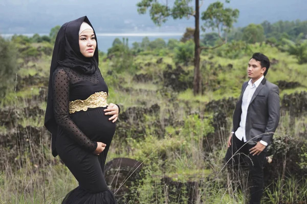 Pregnant wife wearing hijab — Stock Photo, Image