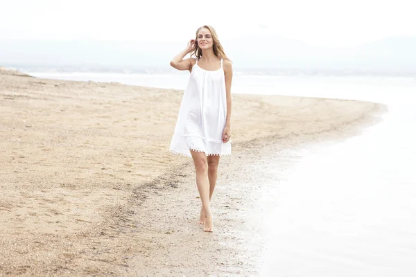 Woman walking on beach — Stock Photo, Image