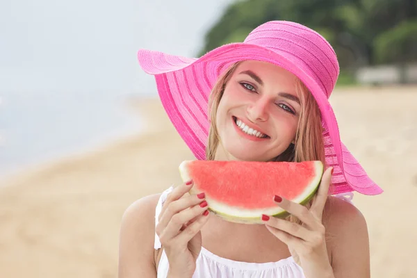 Fröhliche Frau mit saftigen Wassermelonen — Stockfoto